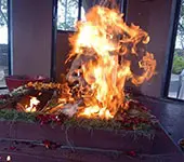 धन मांगकर महालक्ष्मी देवी से प्रार्थना